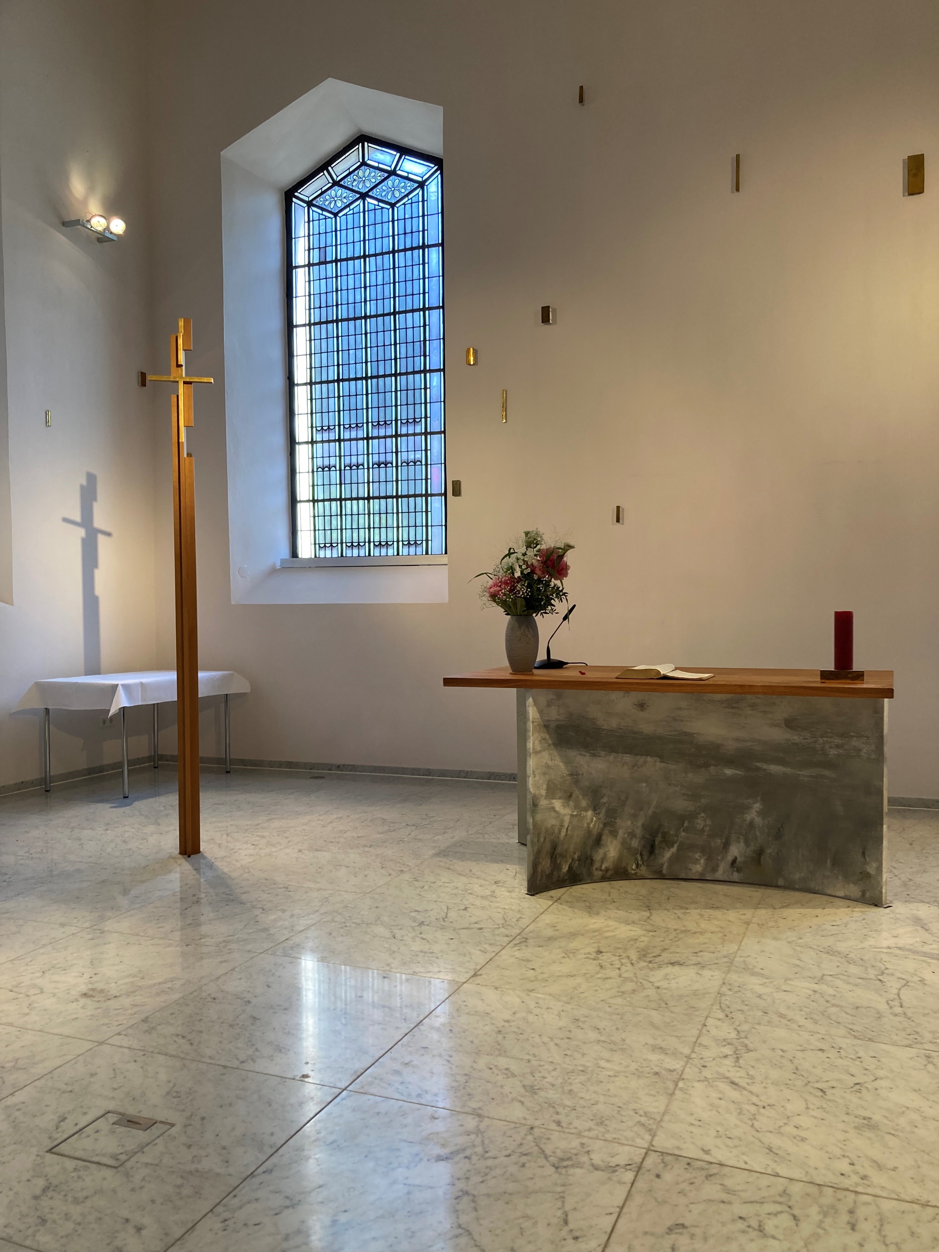Der Altarraum in der evangelischen Kirche Frechen Foto: Anne Siebertz